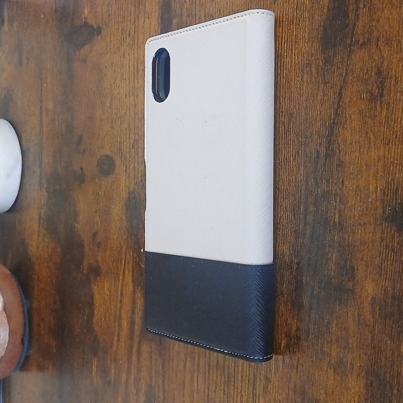 Kate Spade Black and Beige Sylvia Magnetic Folio Cellphone Case - Picture 8 of 8